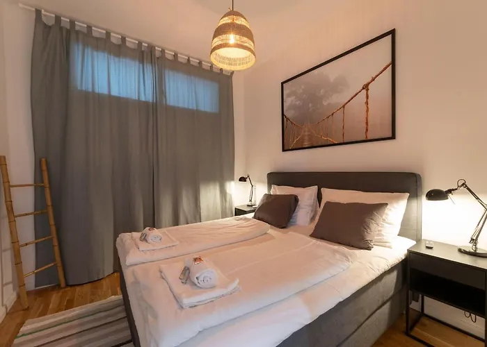 Josef's I Comfort I Metro Access Apartment