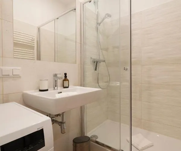 Josef's I Comfort I Metro Access Apartment