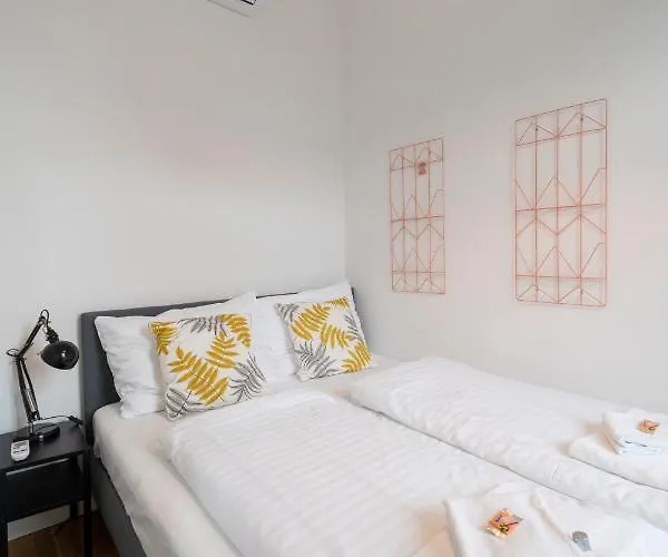 Josef's I Comfort I Metro Access Apartment